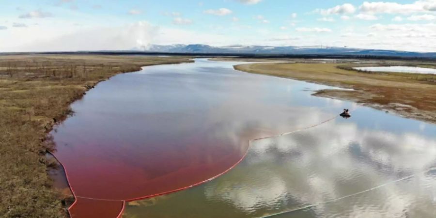 Diesel im Ambarnaja-Fluss in Sibirien