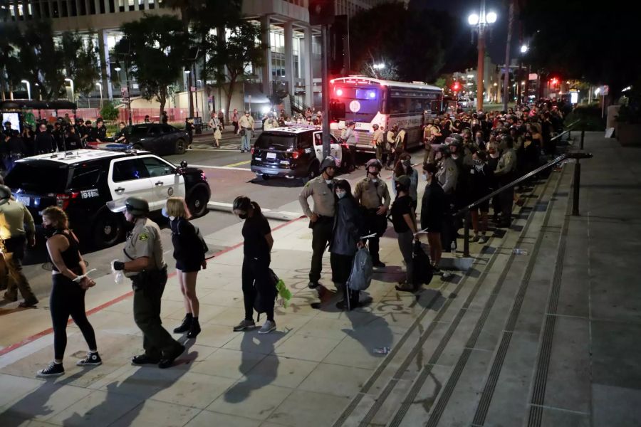 Demonstranten werden bei Protesten wegen Verletzung der Ausgangssperre in der Innenstadt von Los Angeles von der Polizei festgenommen.