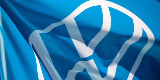 Eine Fahne mit dem VW-Logo weht im Fahrzeugwerk von Volkswagen in Zwickau. Foto: Hendrik Schmidt/dpa-Zentralbild/dpa Eine Fahne mit dem VW-Logo weht im Fahrzeugwerk von Volkswagen in Zwickau. Foto: Hendrik Schmidt/dpa-Zentralbild/dpa