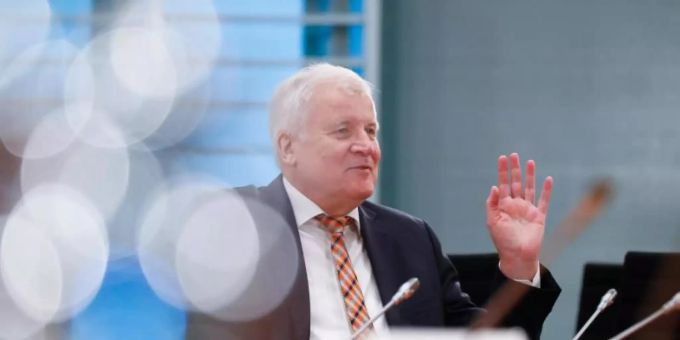 Bundesinnenminister Horst Seehofer (CSU) vor Beginn der wöchentlichen Kabinettssitzung. Foto: Fabrizio Bensch/Reuters Pool/dpa Bundesinnenminister Horst Seehofer (CSU) vor Beginn der wöchentlichen Kabinettssitzung. Foto: Fabrizio Bensch/Reuters Pool/dpa