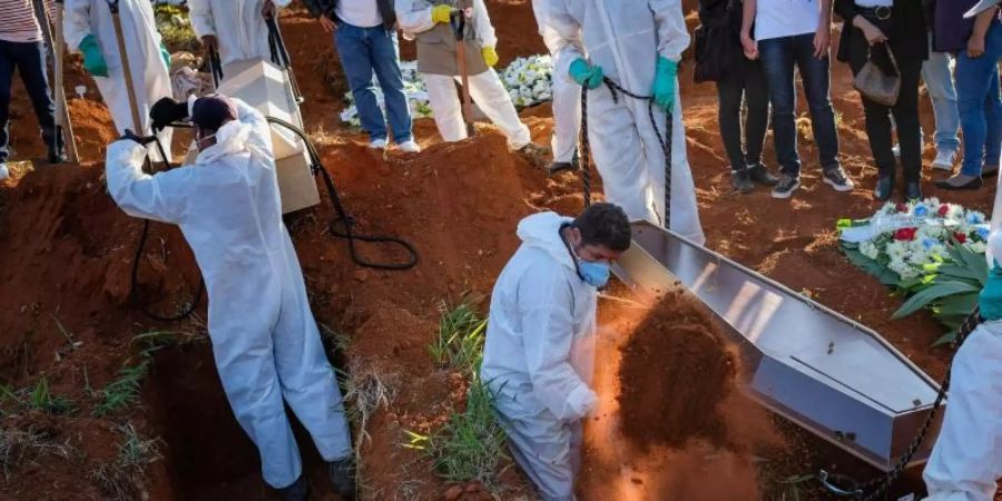 Beerdigung auf dem Friedhof Vila Formosa in São Paulo. Foto: Lincon Zarbietti/dpa