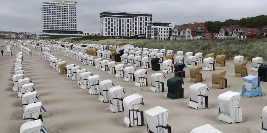 Pünktlich zur Sommersaison will Deutschland die Reisewarnungen für zahlreiche Länder aufheben - damit der Tourismus wieder aufleben kann. (Symbolbild Ostseestrand)