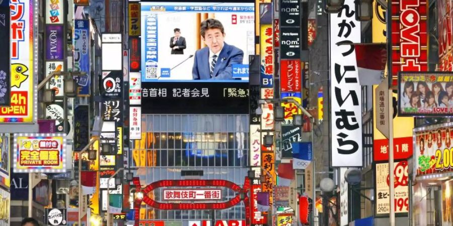 Eine grosse Leinwand in Tokio zeigt den japanischen Premierminister Shinzo Abe, der das Ende des Ausnahmezustands verkündet. Foto: -/kyodo/dpa