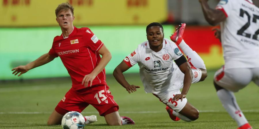 Unions Marius Bülter (l.) gegen Mainz-Spieler Ridle Baku.