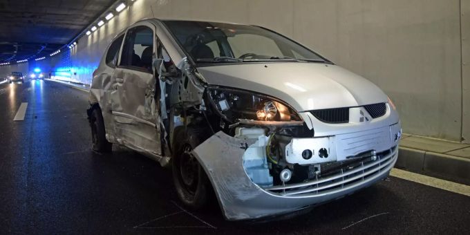 Ein Autofahrer verursachte einen Selbstunfall auf der Autobahn A2 und verletzte sich dabei leicht.
