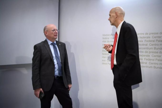Daniel Koch vom BAG (rechts) spricht mit SBB-CEO Vincent Ducrot. Coronavirus