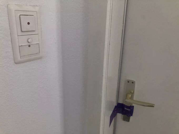 Die Polizei hat die Wohnungstür versiegelt und den Namen an der Klingel entfernt.