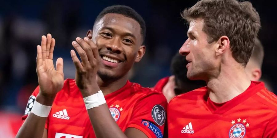 David Alaba (l) macht in der Innenverteidigung des FC Bayern einen starken Job. Foto: Sven Hoppe/dpa