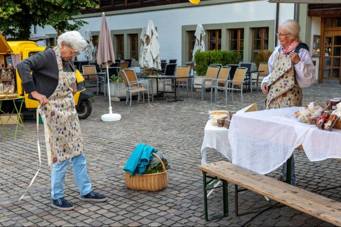 Magdalena Bösiger (l) bei der Schürzenanprobe