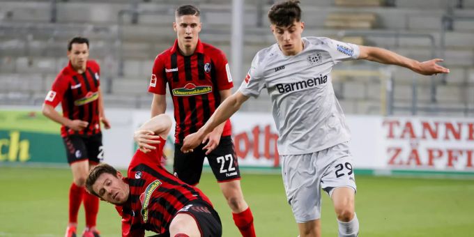 Kai Havertz (r.) schiesst Bayer Leverkusen mit seinem 11. Saisontor zum 1:0-Sieg gegen den SC Freiburg. Bundesliga Leverkusen Freiburg