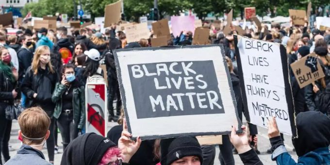«Black Lives Matter»: Demonstranten halten in Hamburg Schilder hoch. Foto: Markus Scholz/dpa Black Lives Matter