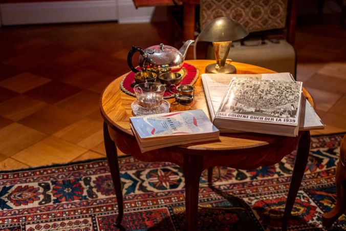 Ein Service-Set und das Goldene Buch der LA 1939.