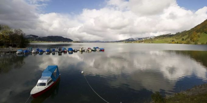 Boote liegen beim Viadukt nach Euthal auf dem Sihlsee. Sihlsee