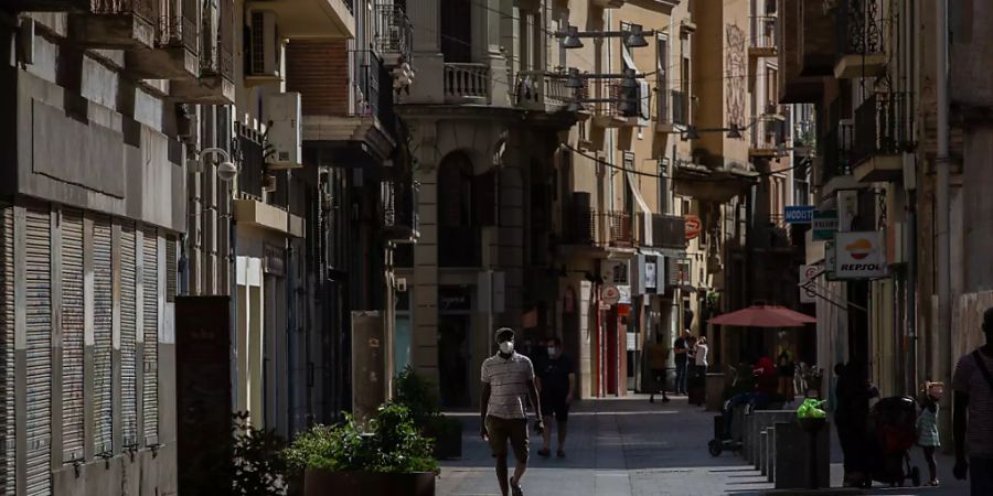 ARCHIV - Ein Mann mit Mundschutz geht durch die Innenstadt von Lleida. (zu dpa «Streit um Corona-Ausgehsperre in Katalonien spitzt sich zu») Foto: David Zorrakino/Europapress/dpa