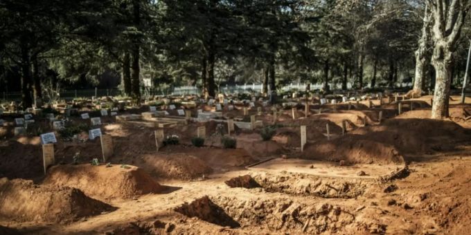 Frisch ausgehobene Gräber auf Friedhof in Johannesburg. johannesburg