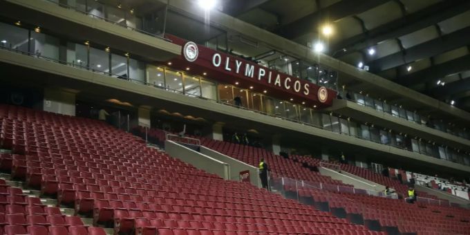 Die leeren Ränge des Stadions der Fussballmannschaft Olympiakus Piräus. Olympiakus Piräus Stadion