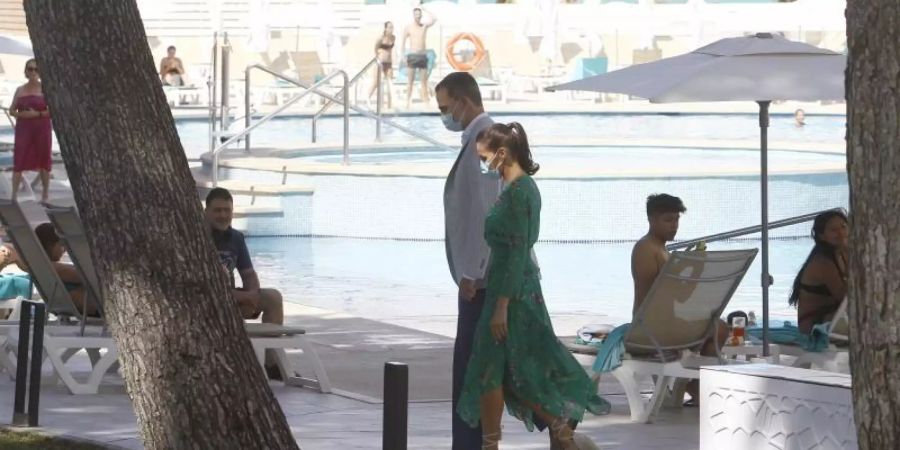 König Felipe und Königin Letizia besuchen ein Hotel auf Mallorca. Foto: Isaac Buj/EUROPA PRESS/dpa