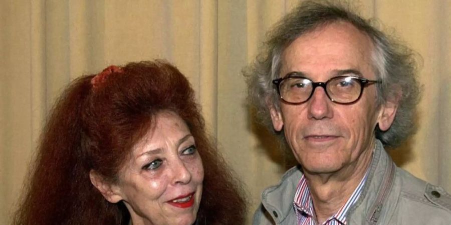 Das Künstlerpaar Christo und Jeanne Claude im Jahr 2001 in Berlin. Foto: Peter Endig/dpa