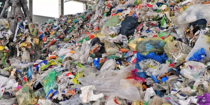 In einer Wertstoffaufbereitungs- und Sortieranlage wird Müll vorsortiert. Foto: Martin Schutt/zb/dpa Wertstoffsammelstelle