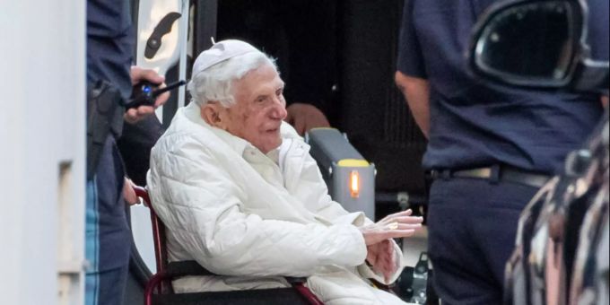 Der emeritierte Papst Benedikt XVI wird mit einem Rollstuhl in einen Bus geschoben. Er ist zum ersten Mal seit seinem Rücktritt vor mehr als sieben Jahren nach Deutschland zurückgekehrt. Benedikt XVI. besucht Bruder