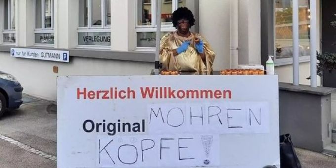 In Rorschach SG - Schwarz bemalter Mann verkauft «Original Mohrenköpfe»