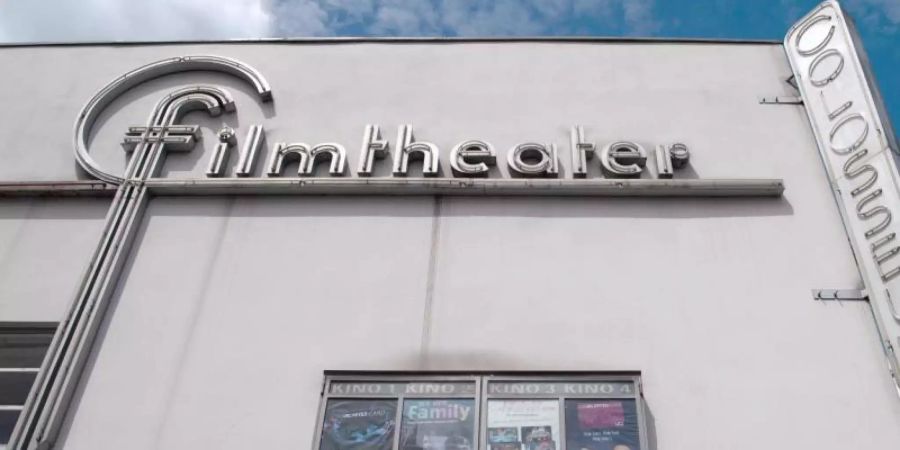 Das Kino «Colosseum» muss aufgrund der Corona-Beschränkungen und den damit verbundenen Umsatzverluste Insolvenz anmelden. Foto: Paul Zinken/dpa-Zentralbild/dpa