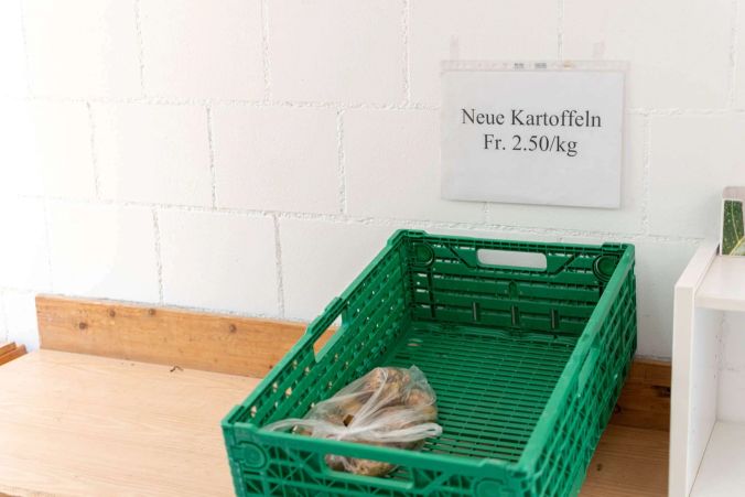 Kartoffeln werden das ganze Jahr über angeboten.