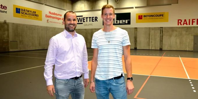 Beno Meier (Geschäftsführer BCA, links) mit dem neuen Passeur der NLA Schönenwerd Reto Giger. Volleyball Schönenwerd