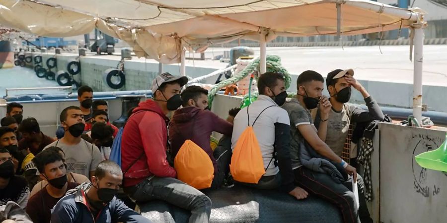 HANDOUT - Migranten an Bord des Rettungsschiffs «Sea Watch 3» in Porto Empedocle auf Sizilien. Foto: Laila Sieber/Sea-Watch/dpa - ACHTUNG: Nur zur redaktionellen Verwendung im Zusammenhang mit einer Berichterstattung über Seenotrettung im Mittelmeer von Sea-Watch und nur mit vollständiger Nennung des vorstehenden Credits