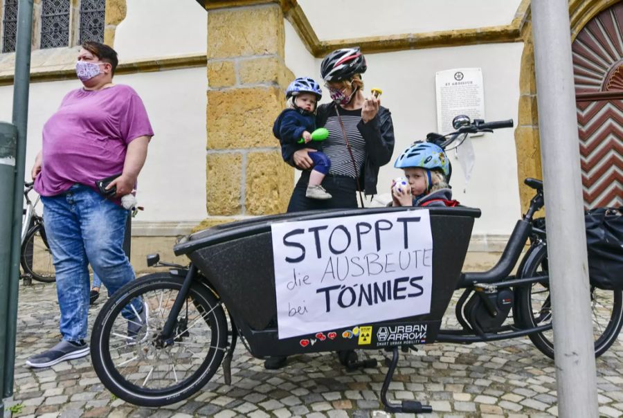 Familien protestieren gegen die Arbeitsbedingungen bei Tönnies.