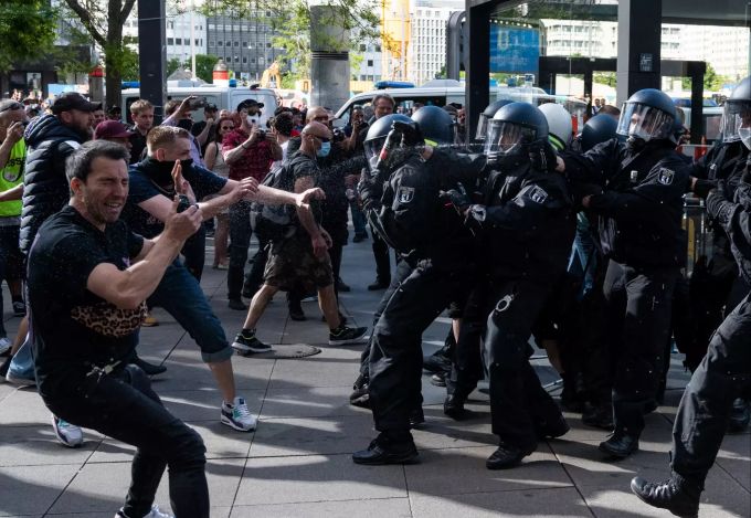 Polizisten setzen auf einer Demonstration auf dem Alexanderplatz in Berlin Pfefferspray ein. Mehrere Hundert Menschen haben sich am Samstagnachmittag am Alexanderplatz zu einer nicht angemeldeten Zusammenkunft versammelt. Coronavirus Berlin Demonstration
