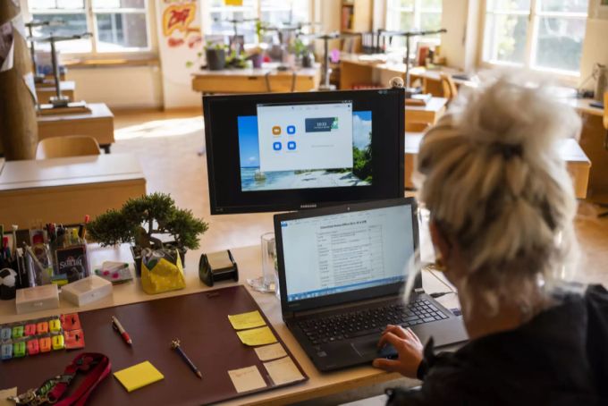 Auch die Doppelbelastung von Müttern im Berufsleben sollte während der Krise thematisiert werden. homeoffice schweiz