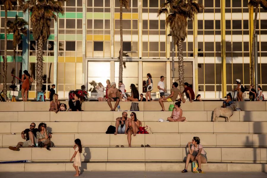 Menschen geniessen am Samstag, 16. Mai, in Tel Aviv am Strand den Sonnenuntergang.