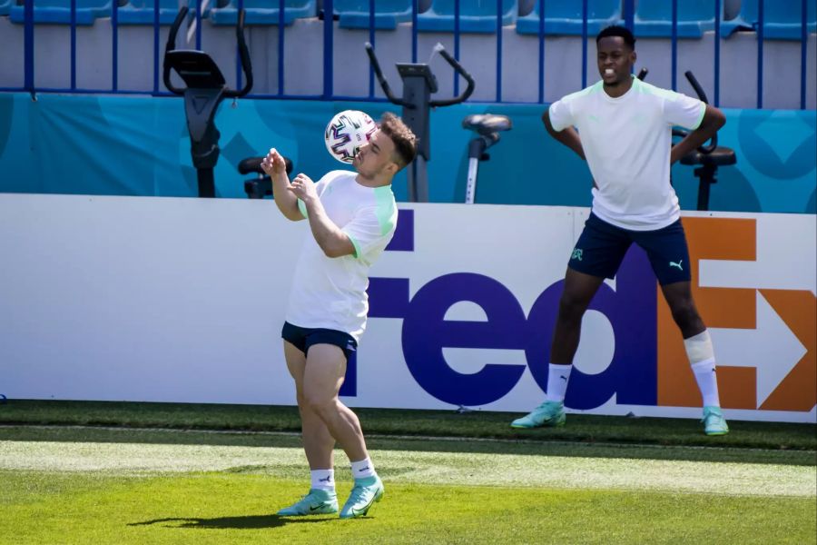 Xherdan Shaqiri zaubert mit dem Ball. Edimilson Fernandes schaut dem Liverpool-Star aus dem Hintergrund zu.