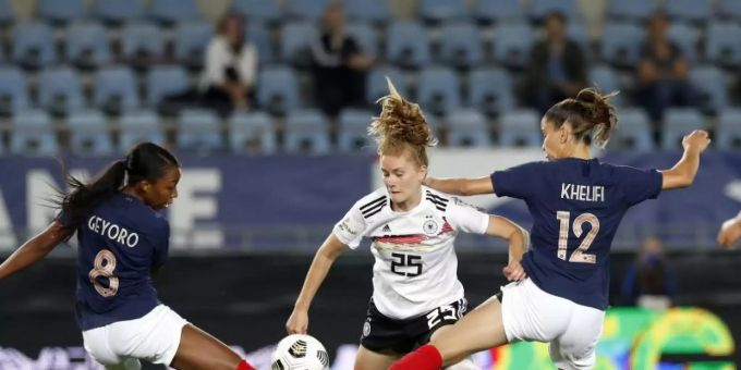 Sjoeke Nüsken musste mit den DFB-Frauen eine knappe Niederlage in Frankreich hinnehmen. Foto: Jean-Francois Badias/AP/dpa Sjoeke Nüsken musste mit den DFB-Frauen eine knappe Niederlage in Frankreich hinnehmen. Foto: Jean-Francois Badias/AP/dpa