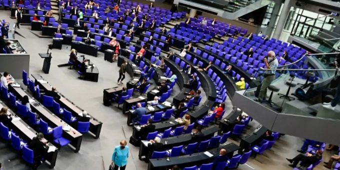 Merkel verlässt das Plenum Merkel verlässt das Plenum