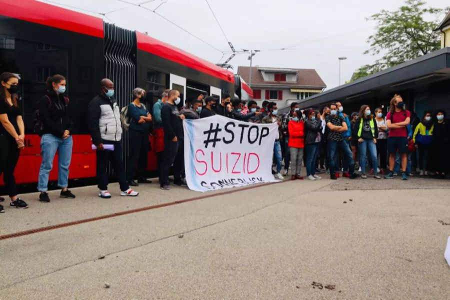 An der Demonstration haben zirka hundert Migranten teilgenommen.