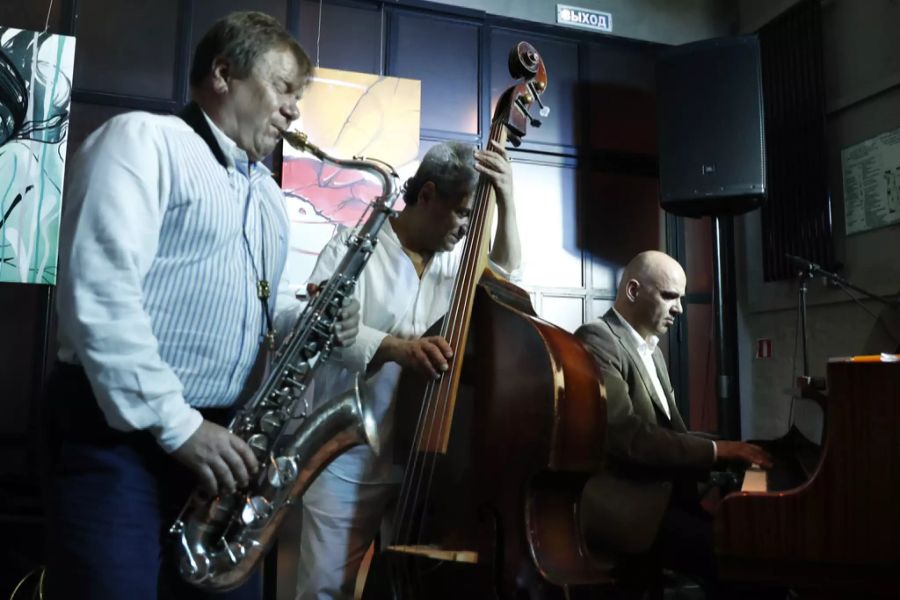 Der damalige Bundespräsident Alain Berset spielt in Russland in einem Jazzklub, Juni 2018.