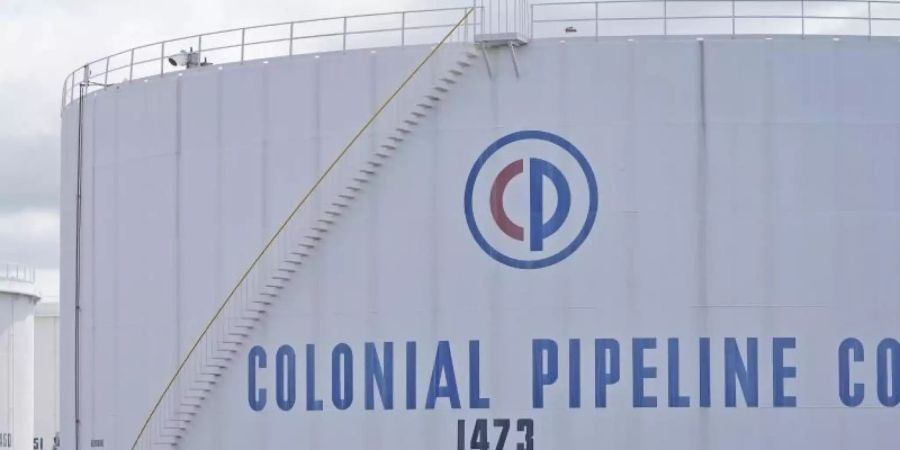 Colonial Pipeline Lagertanks in Woodbridge, N.J.. Nach dem Hackerangriff auf die grösste Benzin-Pipeline in den USA haben Ermittler den Grossteil einer Lösegeldzahlung in der Digitalwährung Bitcoin wiedererlangt. Sichergestellt worden seien 63,7 Bitcoin im Wert von derzeit etwa 2,3 Millionen US-Dollar. Foto: Seth Wenig/AP/dpa