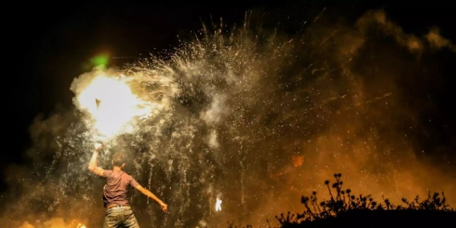 Ein Demonstrant im Gazastreifen wirft einen Brandsatz auf israelische Soldaten