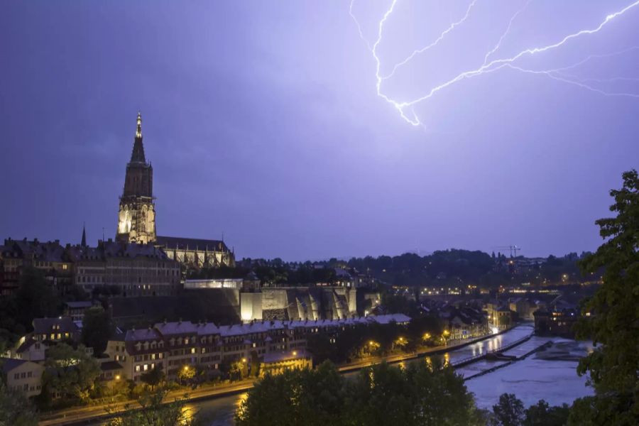 Ein Gewitter entlädt sich über der Berner Altstadt.