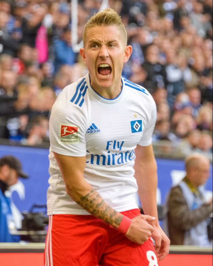 Lange ist Lewis Holtby beim HSV Kapitän und Leistungsträger. Doch er erlebt bei den Hamburgern auch viele Rückschläge. Lewis Holtby