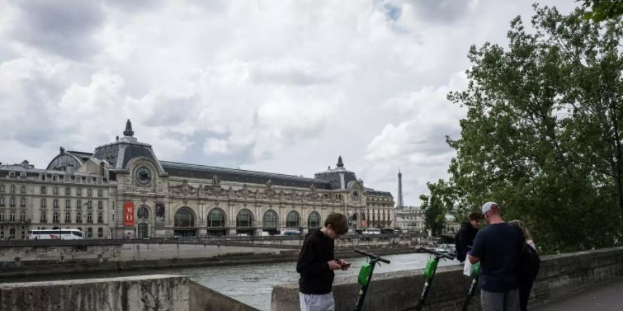 Touristen mit E-Scootern in Paris