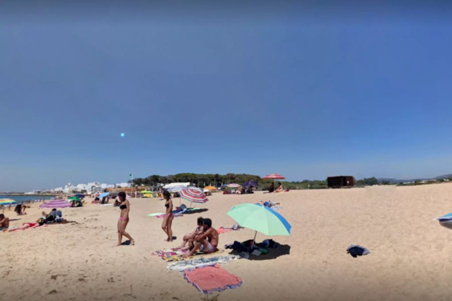 Von Weitem sind deutlich mehr Menschen zu sehen. Normalerweise sieht es am Strand von Quarteira so aus.