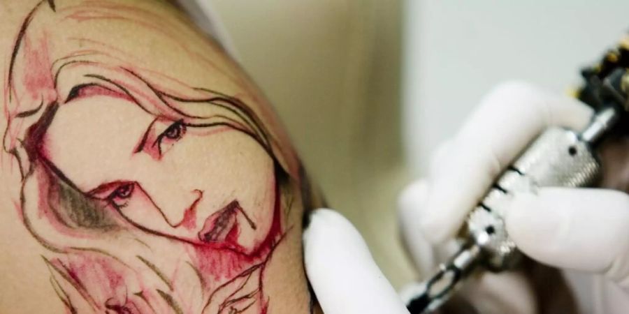 Forschende fanden heraus, dass neun von zehn Tattoo-Farben nicht alle gesetzlichen Bestimmungen erfüllen. Sie untersuchten 73 Produkte. (Themenbild)