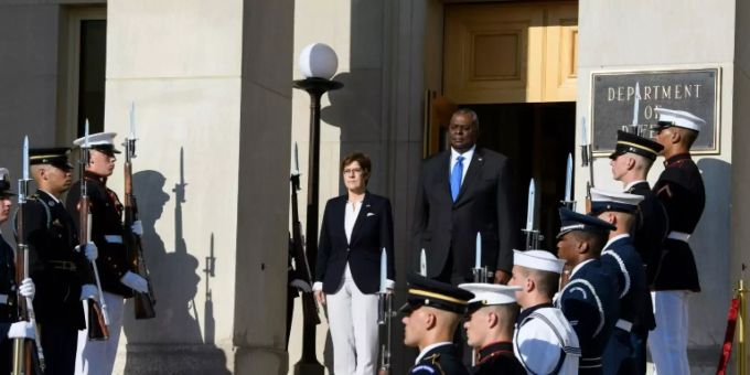 Kramp-Karrenbauer und Austin vor dem Pentagon Kramp-Karrenbauer und Austin vor dem Pentagon