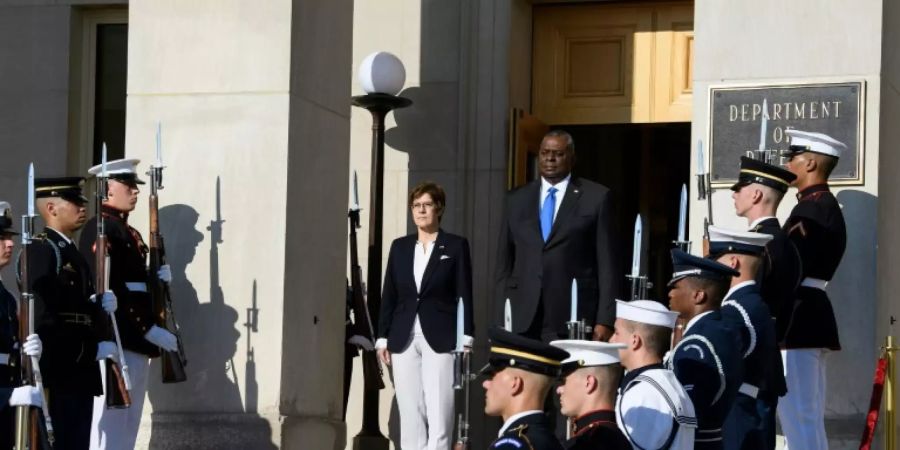 Kramp-Karrenbauer und Austin vor dem Pentagon