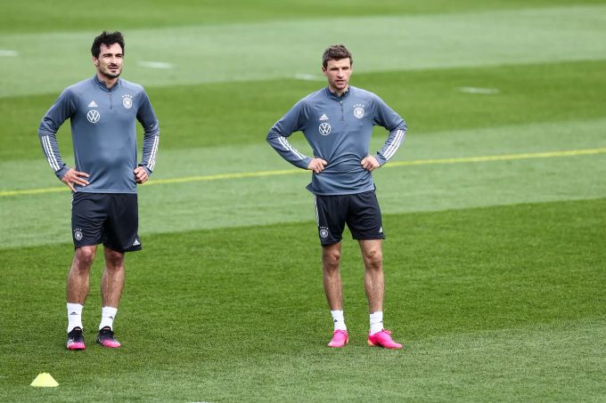 Mats Hummels (l) und Thomas Müller auf dem Trainingsplatz. Die beiden Altstars wurden zur EM erneut aufgeboten. DFB