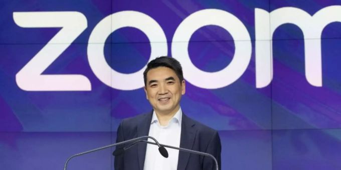 Zoom-CEO Eric Yuan, nimmt an der Eröffnungsglocke der Nasdaq teil. Der Videokonferenzdienst profitiert weiterhin massiv vom Wandel der Arbeitswelt in der Corona-Pandemie. Foto: Mark Lennihan/AP/dpa Zoom-CEO Eric Yuan, nimmt an der Eröffnungsglocke der Nasdaq teil. Der Videokonferenzdienst profitiert weiterhin massiv vom Wandel der Arbeitswelt in der Corona-Pandemie. Foto: Mark Lennihan/AP/dpa