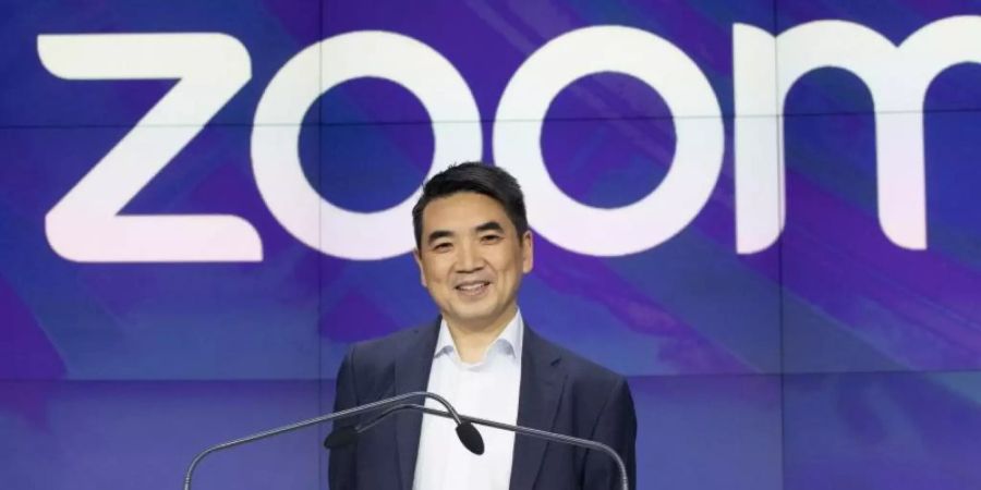 Zoom-CEO Eric Yuan, nimmt an der Eröffnungsglocke der Nasdaq teil. Der Videokonferenzdienst profitiert weiterhin massiv vom Wandel der Arbeitswelt in der Corona-Pandemie. Foto: Mark Lennihan/AP/dpa